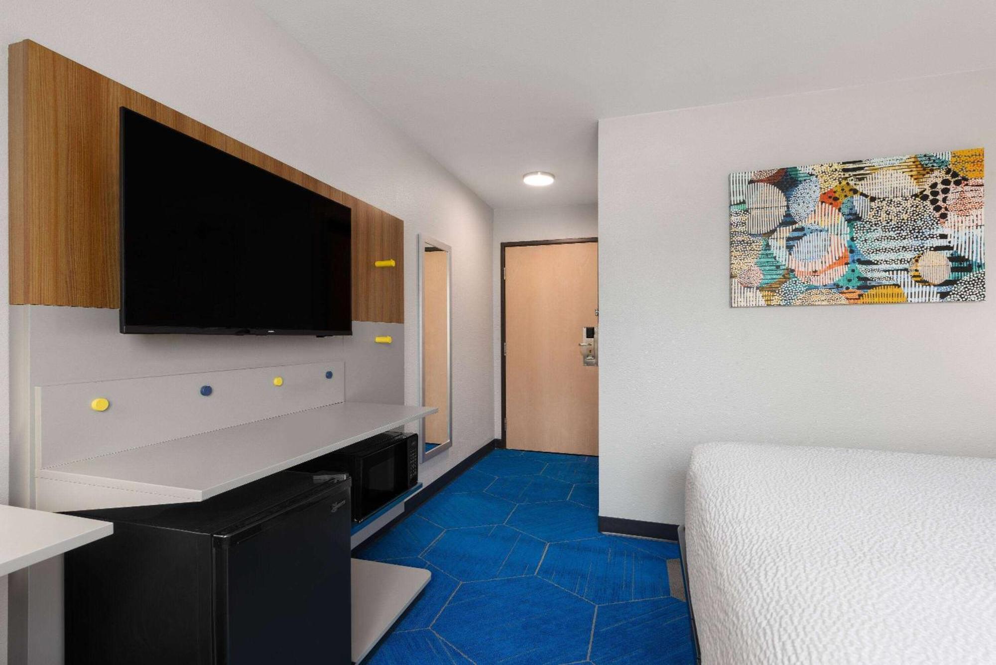 Microtel Inn And Suites Independence Bagian luar foto